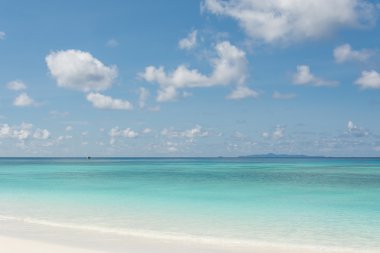 Deniz ve plaj ile mavi gökyüzü