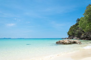 Deniz ve rock mavi gökyüzü 