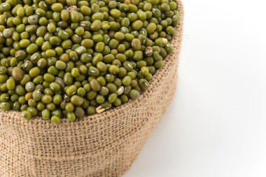 Beyaz arkaplanda yeşil fasulye