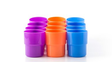 beyaz zemin üzerine plastik cam