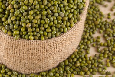 ahşap zemin üzerine yeşil fasulye