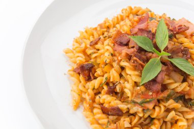 Penne makarna üzerine beyaz 