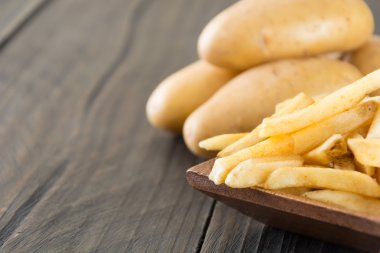 Ahşap arka planda patates kızartması
