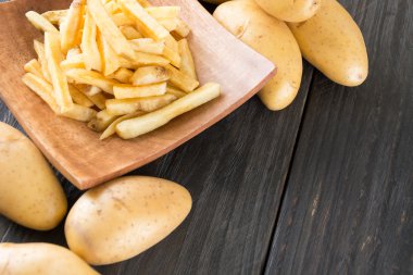 Ahşap arka planda patates kızartması