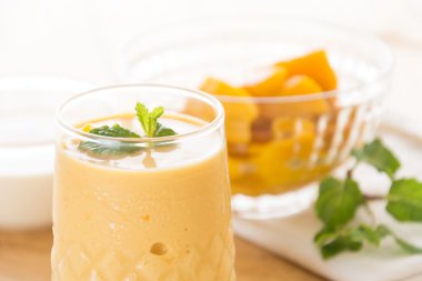 Mango smoothie ahşap üzerine