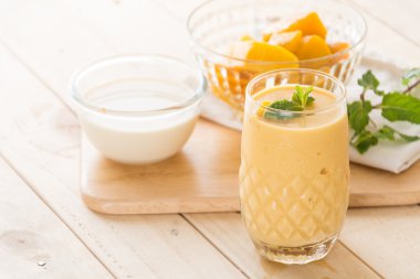 Mango smoothie ahşap üzerine