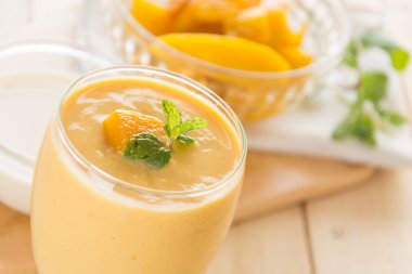 Mango smoothie ahşap üzerine