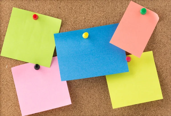 Notatki programu Sticky Notes na pokładzie korka — Zdjęcie stockowe