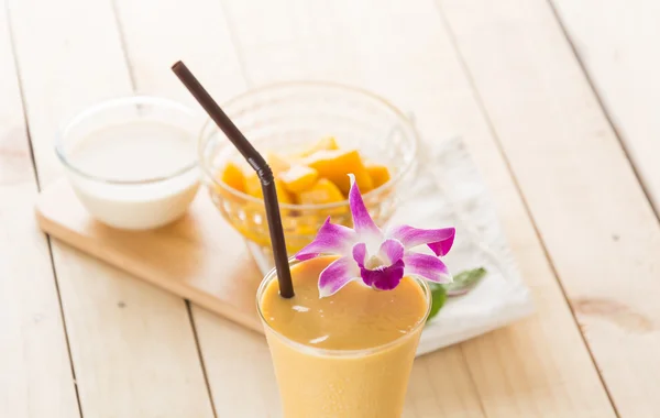 Mango smoothie på trä — Stockfoto
