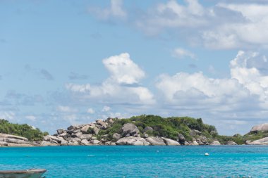 Deniz ve rock mavi gökyüzü 