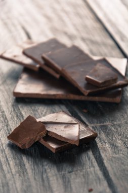 Ahşap üzerine koyu çikolata