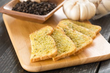 Çıtır çıtır ekmek sarımsak