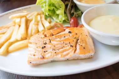 biftek somon siyah biber ile