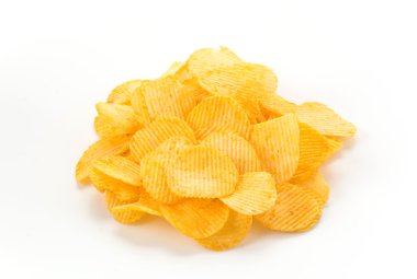 Beyaz arkaplanda patates cipsi