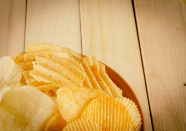 patates cipsi Wood - vintage film filtresi ile yumuşak odak