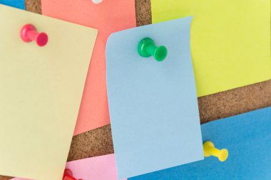 cork board üzerinde yapışkan not