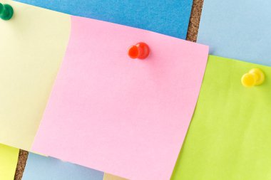 cork board üzerinde yapışkan not