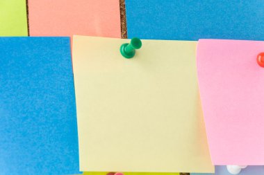 cork board üzerinde yapışkan not