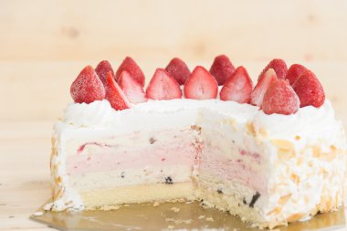 tatlı çilekli tatlı dondurma pastası.