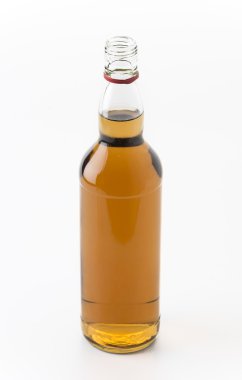 beyaz zemin üzerine koydum şişe