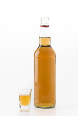 beyaz zemin üzerine koydum şişe