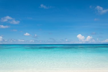 Mavi gökyüzü ve okyanus su