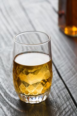 ahşap üzerine koydum cam