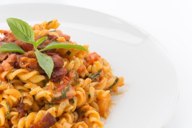 Penne makarna üzerine beyaz