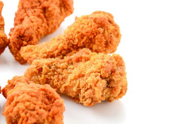 beyaz üzerine kızarmış tavuk