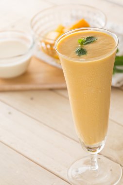 Mango smoothie ahşap üzerine