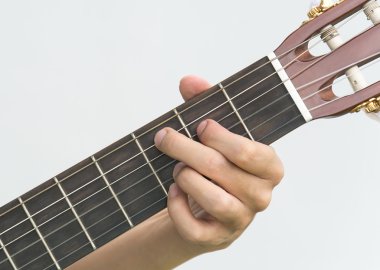  gitar çalmaya el
