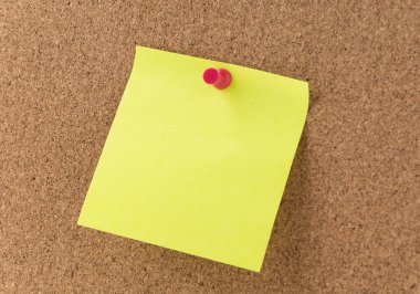 cork board üzerinde yapışkan not