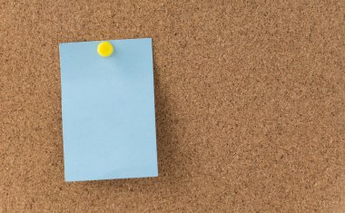 cork board üzerinde yapışkan not