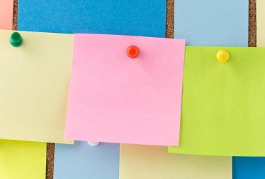 cork board üzerinde yapışkan not