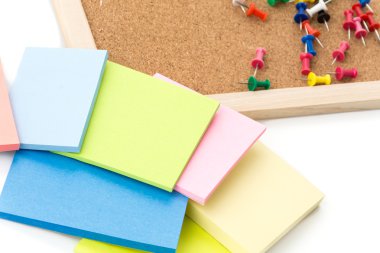 cork board üzerinde yapışkan not