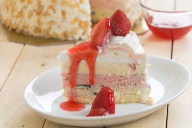 tatlı çilekli tatlı dondurma pastası.