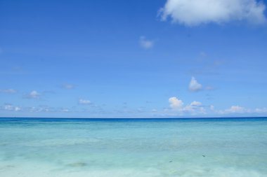 Mavi gökyüzü ve okyanus su