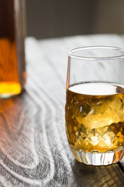 ahşap üzerine koydum cam