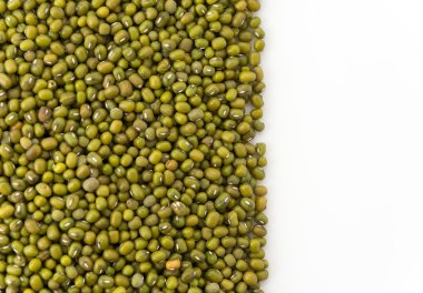 Beyaz arkaplanda yeşil fasulye