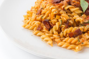 Penne makarna üzerine beyaz