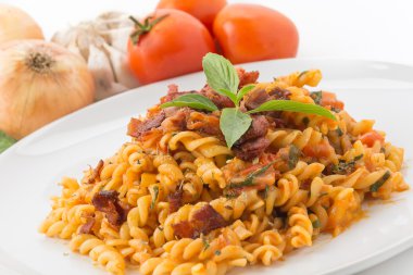 Penne makarna üzerine beyaz