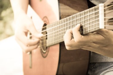  gitar çalmaya el