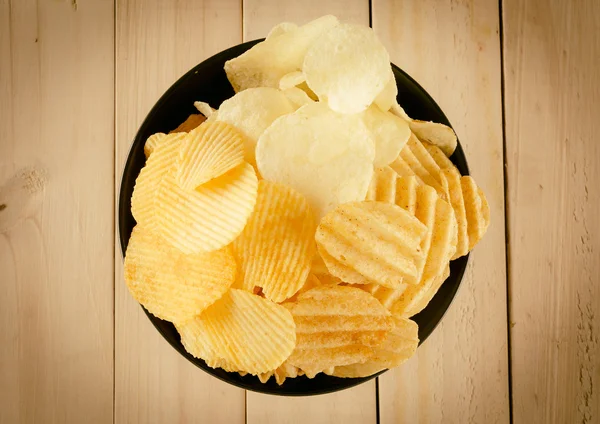 patates cipsi Wood - vintage film filtresi ile yumuşak odak