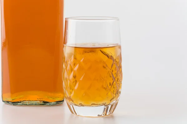 Виски стекло на белом — стоковое фото