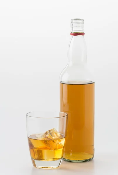 Wisky glas op wit — Stockfoto