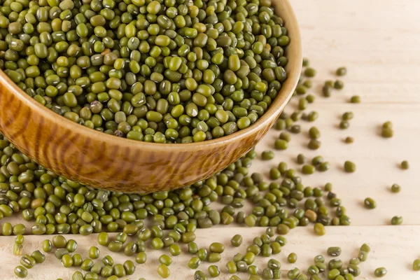 ahşap zemin üzerine yeşil fasulye