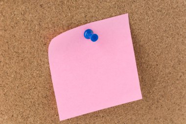 cork board üzerinde yapışkan not