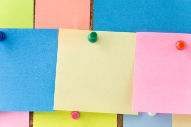 cork board üzerinde yapışkan not