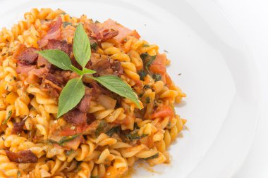 Penne makarna üzerine beyaz