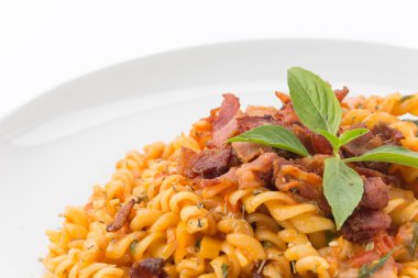 Penne makarna üzerine beyaz